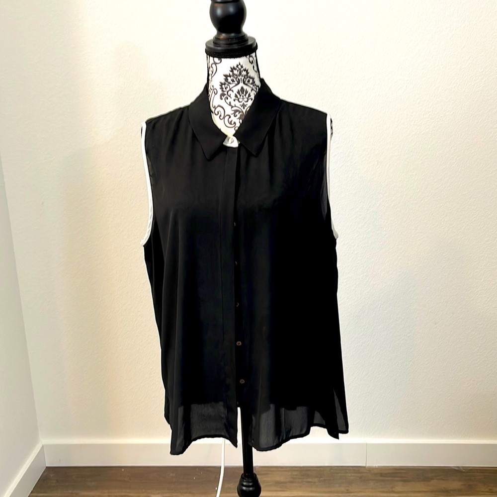 Women’s Vincent Camuto extra large black and white sleeveless blouse